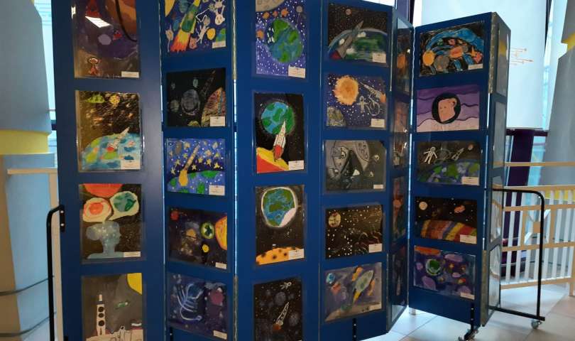 Открылась выставка детских рисунков, посвященных Международному дню космонавтики